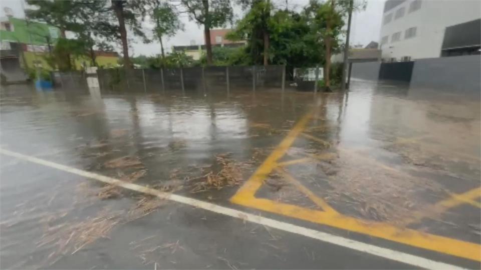 雨彈炸裂！　壘球場變小湖泊　水淹到小腿肚