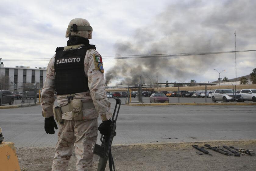 Un soldado mexicano monta guardia afuera de una cárcel estatal en Ciudad Juárez, México, el domingo 1 de enero de 2023. (AP Foto/Christian Chavez)