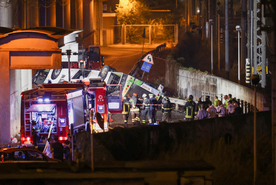 義大利北部威尼斯（Venice）附近3日發生遊覽車墜落高架橋起火事故。（路透社）