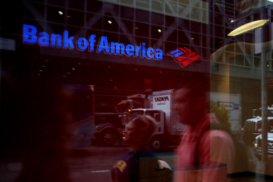 NJU JORK, NJU JORK - 18 KORRIK: Njerëzit pasqyrohen në një dritare dege të Bankës së Amerikës në Times Square, më 18 korrik 2022 në Nju Jork. Bank of America Corp mundi vlerësimet e analistëve për fitimin e tremujorit të dytë të hënën, të ardhurat neto nga interesi u rritën me 22%, ose 2.2 miliardë dollarë, në 12.4 miliardë dollarë. (Foto nga John Smith/VIEWpress)