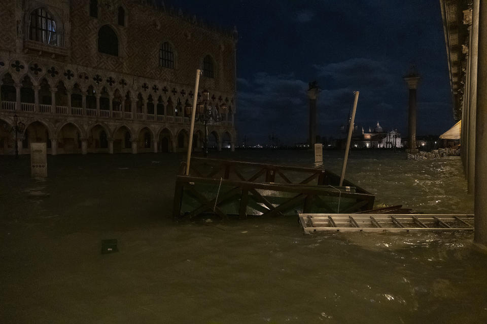 L'Amministrazione comunale di Venezia presenterà richiesta di stato di crisi alla Regione Veneto. Il sindaco Brugnaro: "Tutti i cittadini e le imprese raccolgano materiale utile a dimostrare i danni subiti con fotografie, video, documenti o altro nei prossimi giorni comunicheremo le modalità precise per la richiesta di contributo". Disposta intanto la chiusura delle scuole di Venezia e isole di ogni ordine e grado. (Photo by Stefano Mazzola/Awakening/Getty Images)