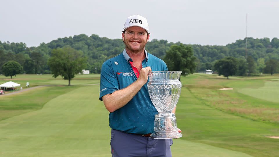 Higgs posa con el trofeo tras ganar el Visit Knoxville Open.  -Brennan Asplen/Getty Images