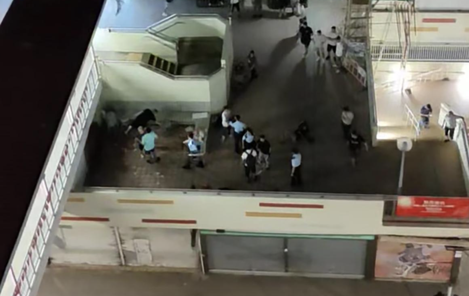 石硤尾街市凌晨多人在公眾地方打鬥，警員到場控制場面。（網上影片截圖）
