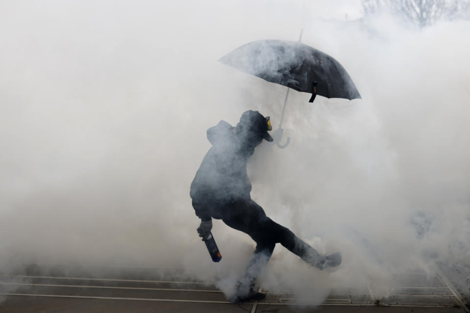 Un manifestante patea una lata de gas lacrimógenos en enfrentamientos con la policía durante una manifestación en Nantes, en el occidente de Francia, el miércoles 15 de marzo de 2023. Los sindicatos franceses organizaron sus primeras manifestaciones masivas el jueves, luego de que el presidente Emmanuel Macron hizo enojar aún más a sus críticos al mantenerse firme con su plan de reformar el sistema de pensiones que su gobierno ha impulsado en el Parlamento sin someterla a una votación. (AP Foto/Jeremias Gonzalez)