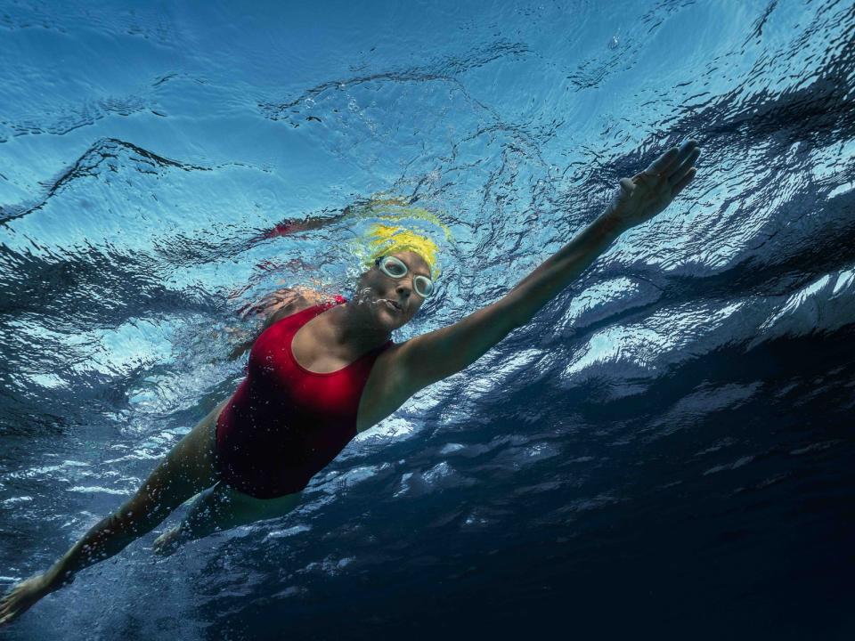 "Nyad" erzählt das Leben von Diana Nyad (Annette Bening), die 2013 im Alter von 64 Jahren eine unglaubliche Bestmarke aufstellte: Als erste Frau überwand sie die Strecke Kuba-Florida im Freiwasser ohne Schutzmaßnahmen wie einen Haikäfig. (Bild: 2023 Netflix)