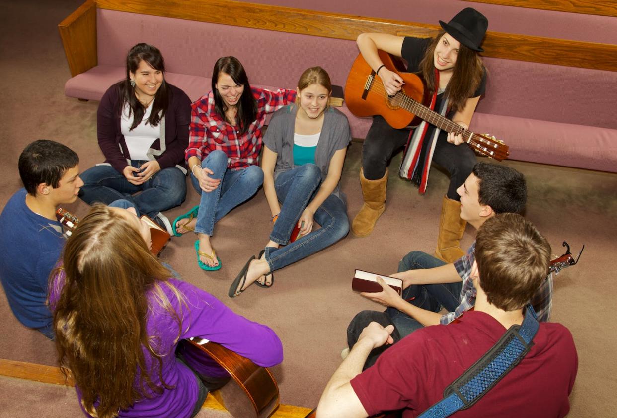 Religious teens have lower rates of smoking, drinking and marijuana use. <a href="https://www.gettyimages.com/detail/photo/happy-church-youth-group-royalty-free-image/154934260?phrase=religious+teenagers&adppopup=true" rel="nofollow noopener" target="_blank" data-ylk="slk:pastorscott/E+ via Getty images;elm:context_link;itc:0;sec:content-canvas" class="link ">pastorscott/E+ via Getty images</a>