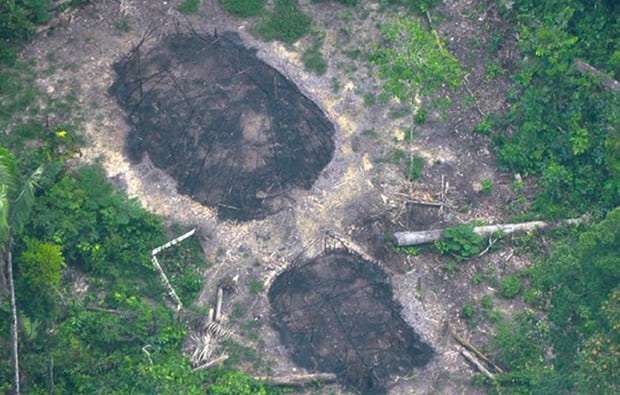 巴西原始部落居民的草屋遺跡，近日疑似爆發非法礦工殺害原住民事件。（圖/FUNAI）