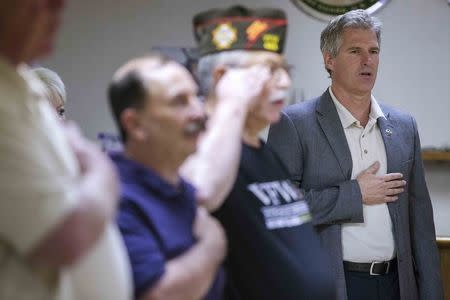Scott Brown, a Republican candidate for the U.S. Senate, recites the U.S. Pledge of Allegiance along with the audience at a town hall campaign stop at a VFW post in Hudson, New Hampshire September 3, 2014. REUTERS/Brian Snyder