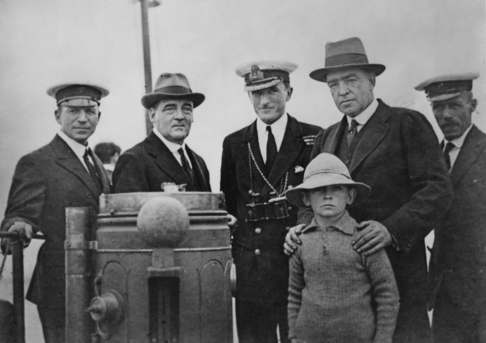 British polar explorer Sir Ernest Shackleton (1874 - 1922, second from right) on board the converted Norwegian sealer 'Quest' before his final voyage to the Antarctic with the Shackleton-Rowett Expedition, circa 1921. He died of a heart attack in South Georgia and was buried there. (Photo by Keystone/Hulton Archive/Getty Images)