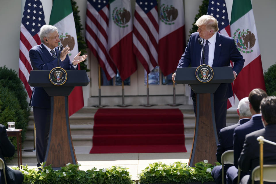 El presidente Donald Trump escucha mientras el mandatario mexicano Andrés Manuel López Obrador aplaude durante un evento el miércoles 8 de julio de 2020 en la Rosaleda de la Casa Blanca, en Washington. (AP Foto/Evan Vucci)