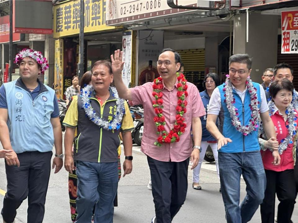 國民黨主席朱立倫今上午出席中和華新街緬甸浴佛節活動。（高鈞麟攝）