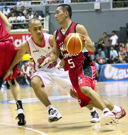 LA Tenorio being guarded by JVee Casio. (PBA Images)