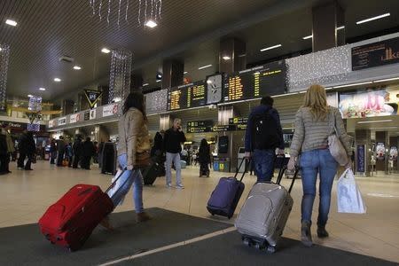 Romanians carry their luggage for a flight to Heathrow airport in Britain, at Otopeni international airport near Bucharest January 1, 2014. REUTERS/Bogdan Cristel