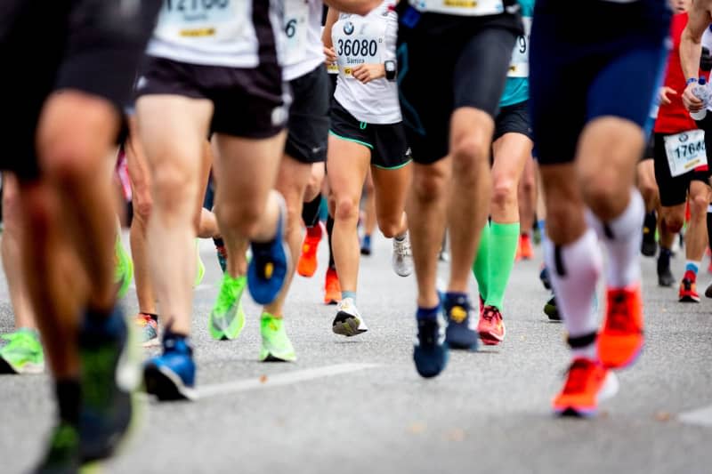 There's no turning back now - you've signed up for the company run or perhaps even a half marathon. What's the best way to prepare? Christoph Soeder/dpa