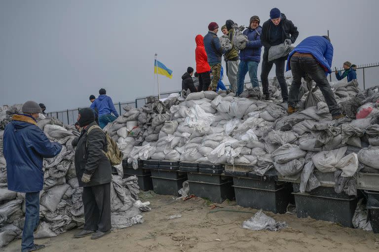 Protección con bolsas de arena en el puerto de Odessa ante el asedio ruso. (Photo by BULENT KILIC / AFP)