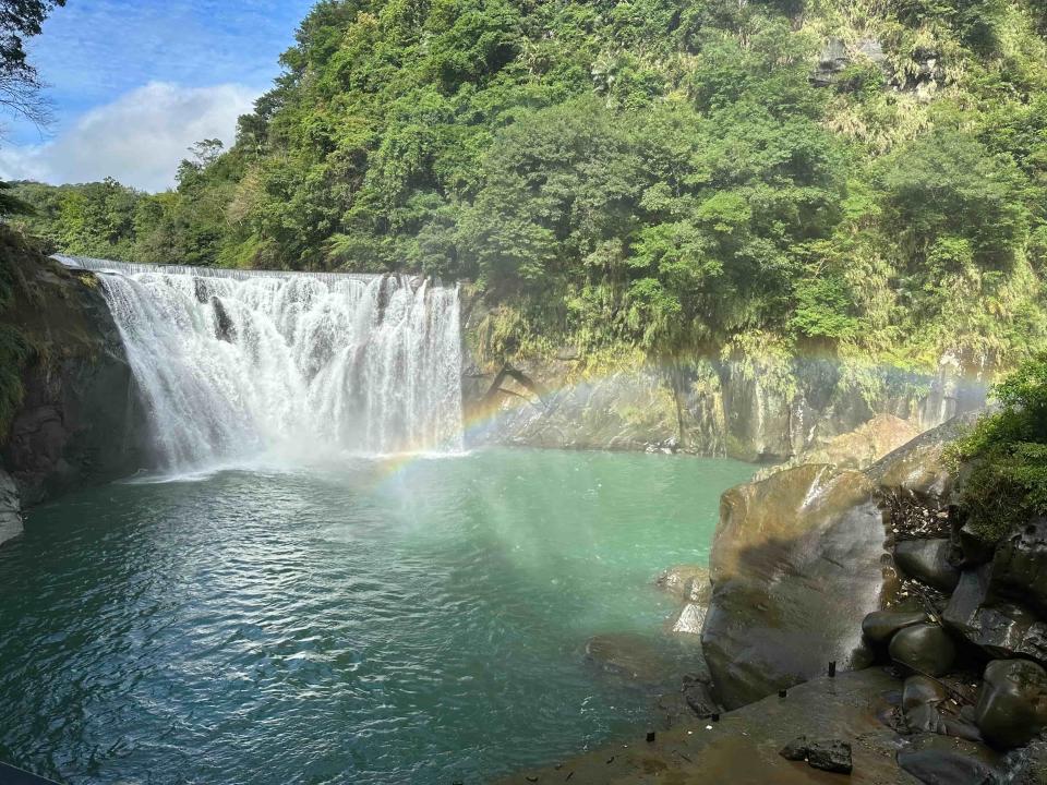 有「臺版尼加拉瀑布」之稱的十分瀑布深潭碧綠如墨，運氣好時還可看見彩虹斜掛。（新北市觀旅局提供）