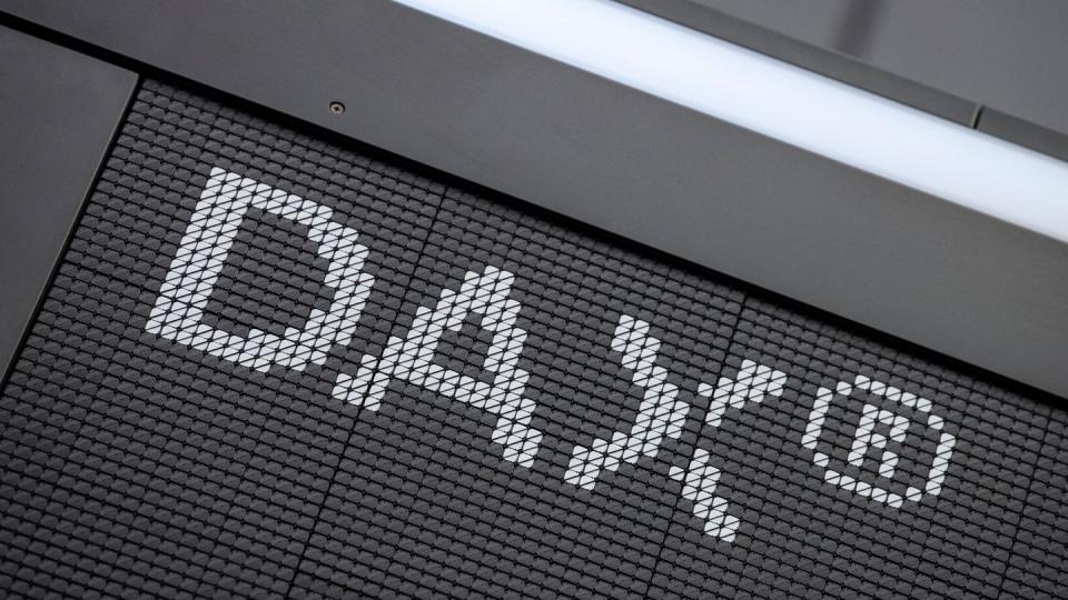 Der Schriftzug «DAX» im Handelssaal der Deutschen Börse in Frankfurt.