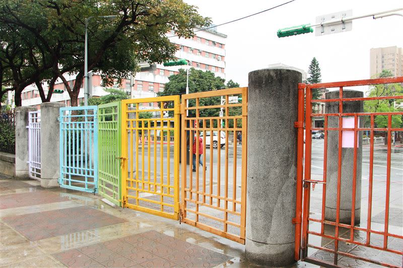 台北二二八公園入口處的彩虹意象。（圖／台北市工務局提供）