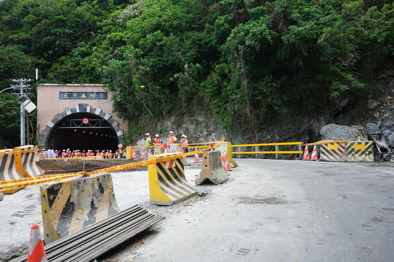 蘇花公路下清水橋將開放大型車通行 台9線蘇花公路受0403地震影響，158.6公里處下清水 橋損毀，經交通部公路局東區養護工程分局南澳工務 段團隊連日搶修鋼便橋，將於5月30日開放大型車通 行。 中央社記者張祈攝  113年5月22日 