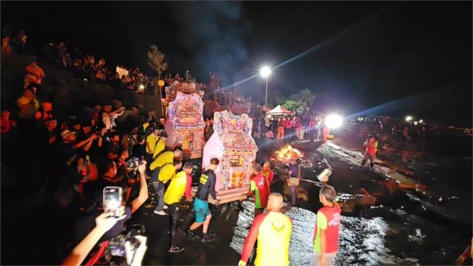 Le festival des fantômes de Keelung a explosé de foule, la circulation a été détournée et les touristes qui avaient fait leurs valises ont été relâchés et n'ont pas pu prendre leur train.