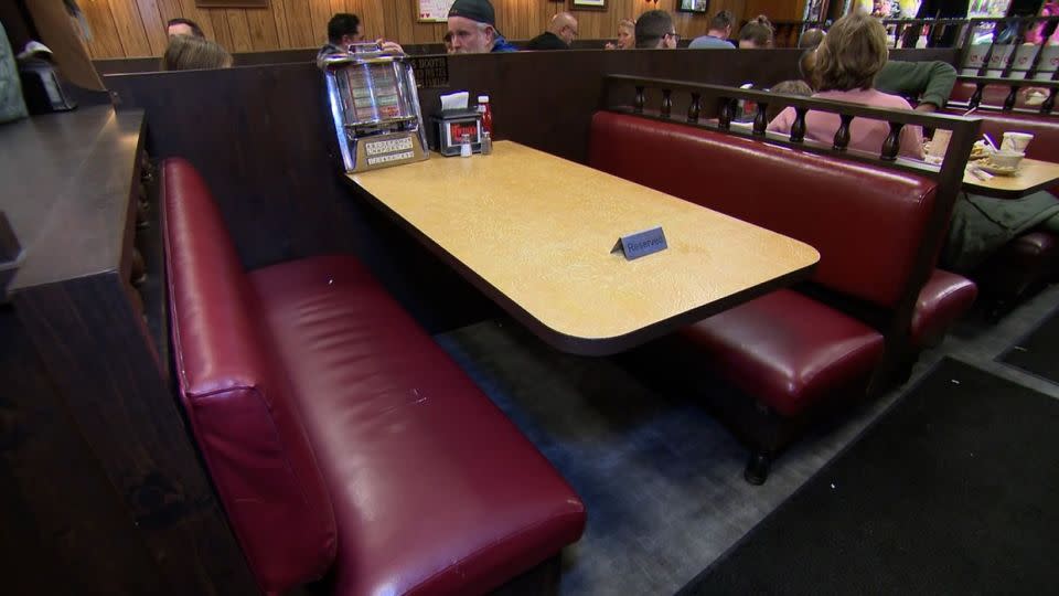 A dining booth in New Jersey was made famous on "The Sopranos." - News 12 New Jersey