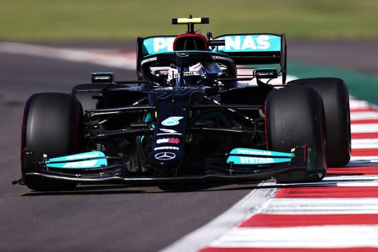 Valtteri Bottas de Finlandia conduciendo el (77) Mercedes AMG Petronas F1 Team Mercedes W12 durante la calificación antes del Gran Premio de F1 de México en el Autódromo Hermanos Rodríguez