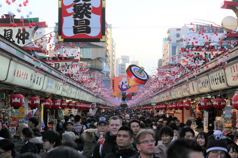 日本政府觀光局（JNTO）20日公布推估數字，今年1月到11月訪日外國客總計約2233萬2000人，是COVID-19（2019冠狀病毒疾病）疫情爆發後首度重返2000萬人大關。（中央社資料照）