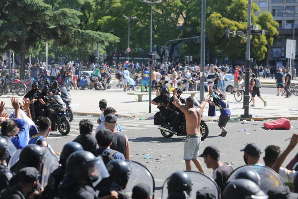 Los disturbios fueron la postal final del multitudinaria despedida a Diego Maradona