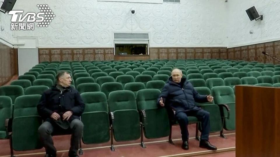 普欽與庫斯努林坐在劇院內部的座椅上。（圖／達志影像美聯社）