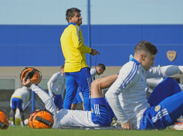 Hugo Ibarra, al frente del entrenamiento de Boca