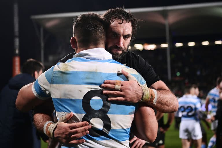 El abrazo entre Sam Whitelock, emblema de los All Blacks, y Pablo Matera, una de las figuras de los Pumas