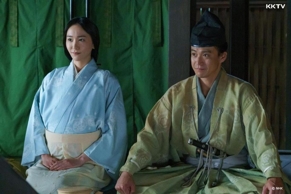 小栗旬（右）在《鎌倉殿的13人》和新垣結衣飾演夫妻。（KKTV提供）