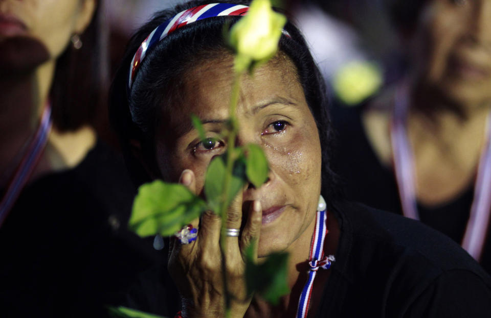 An anti-government protester cries during a condolence ceremony for the slain protester Prakong Chujan who died in Friday's grenade attack at Lumpini rally site in Bangkok, Thailand Saturday, Jan. 18, 2014. A grenade thrown into a crowd of marching anti-government demonstrators in Thailand's capital killed one man and wounded dozens of people, an ominous development that raises tensions in the country's political crisis and the specter of more bloodshed to come. (AP photo/Wason Wanichakorn)
