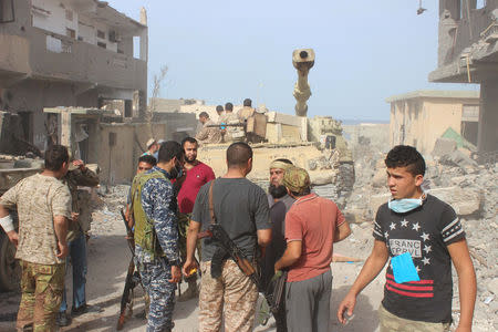 Fighters of Libyan forces allied with the U.N.-backed government gather at the front line of fighting with Islamic State militants in Ghiza Bahriya district in Sirte, Libya November 16, 2016. REUTERS/Ayman Sahely