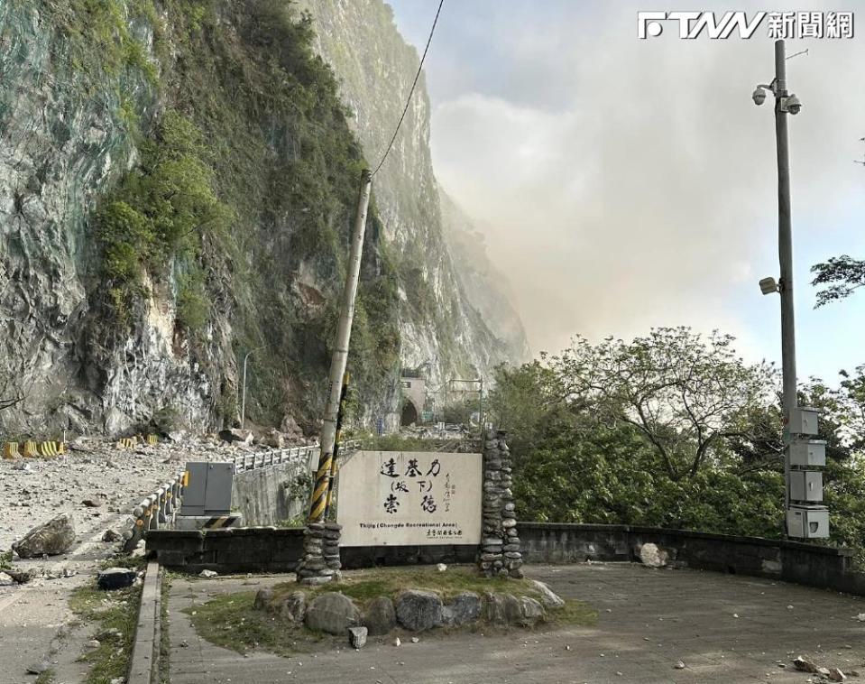 蘇花公路發生巨石滾落。（圖／蘇花公路提供路況資訊的朋友 臉書社團）