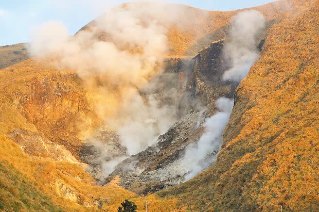 中油、台電今年搶進大屯山探勘地熱，目標建置地熱發電廠。圖為陽明山國家公園內的小油坑噴發口，持續有蒸氣噴出。（本報資料照片）