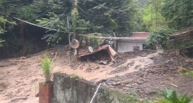 卡努颱風暴雨灌南投仁愛鄉都達村，爆發土石流。（圖／都達村村長提供）