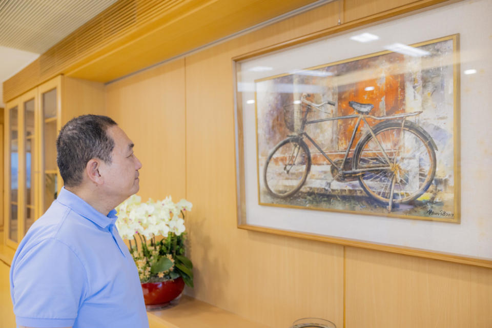 新北市長侯友宜辦公室掛著「阿爸的卡踏車」畫作，乘載著他對父親的記憶。（新北市新聞局提供／陳慰慈新北傳真）
