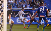 Football Soccer - Alaves v Real Madrid - Spanish Liga BBVA - Mendizorroza, Vitoria, Spain - 29/10/16 Real Madrid's Gareth Bale in action. REUTERS/Vincent West