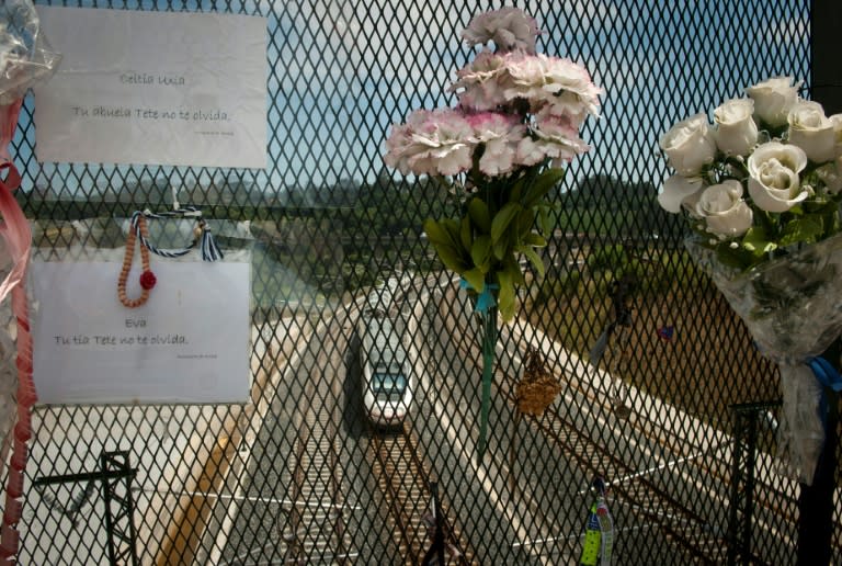 Flores y mensajes en memoria de las víctimas del accidente de tren en Angrois, cerca de la ciudad española de Santiago de Compostela, depositadas el 23 de julio de 2014, al cumplirse el primer aniversario (Miguel Riopa)