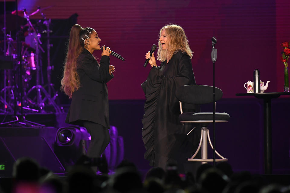 Y ya que hablamos de conciertos, tenemos que recordar el momentazo que se vivió en Chicago cuando Ariana Grande y Barbra Streisand compartieron escenario para interpretar 'No More Tears (Enough is Enough)'. (Foto: Kevin Mazur / Getty Images)