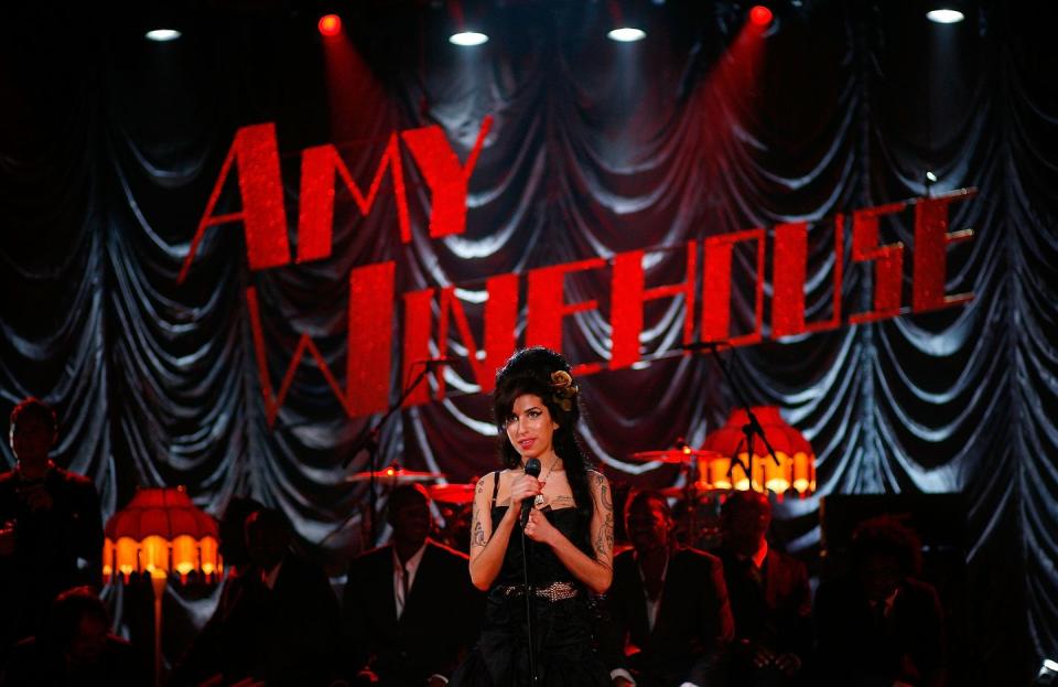 amy winehouse performs for grammy's via video link