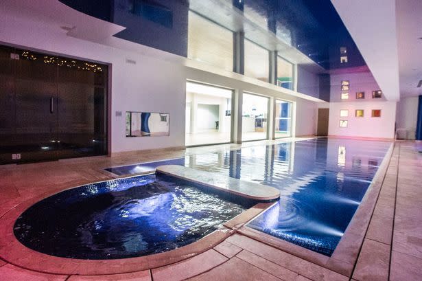 English Underground Mansion – Jacuzzi Spa