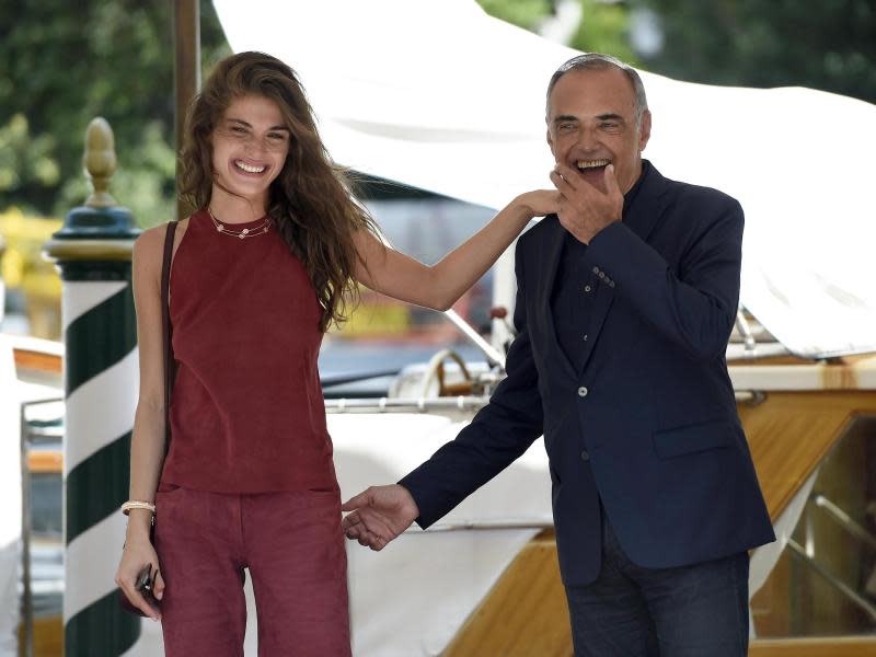 Die Schauspielerin Elisa Sednaoui wird von Festivaldirektor Alberto Barbera in Empfang genommen. Foto: Claudio Onorati