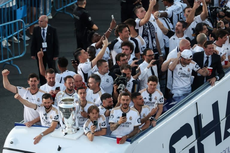 Les joueurs du Real vainqueurs de la Ligue des champions paradent dans les rues de Madrid, le 2 juin 2024 (Pierre-Philippe MARCOU)