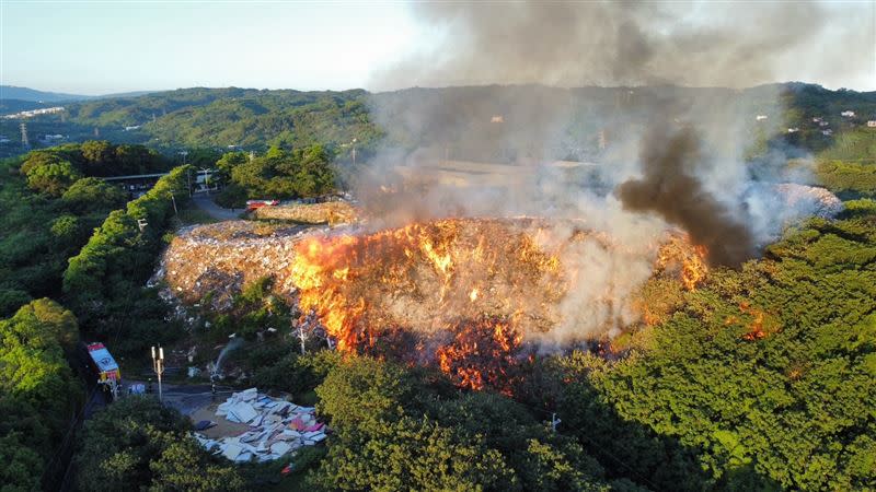 苗栗市西山垃圾場大火，燃燒面積約1公頃，警消聯手空勤直升機灌救中。（圖／翻攝畫面）