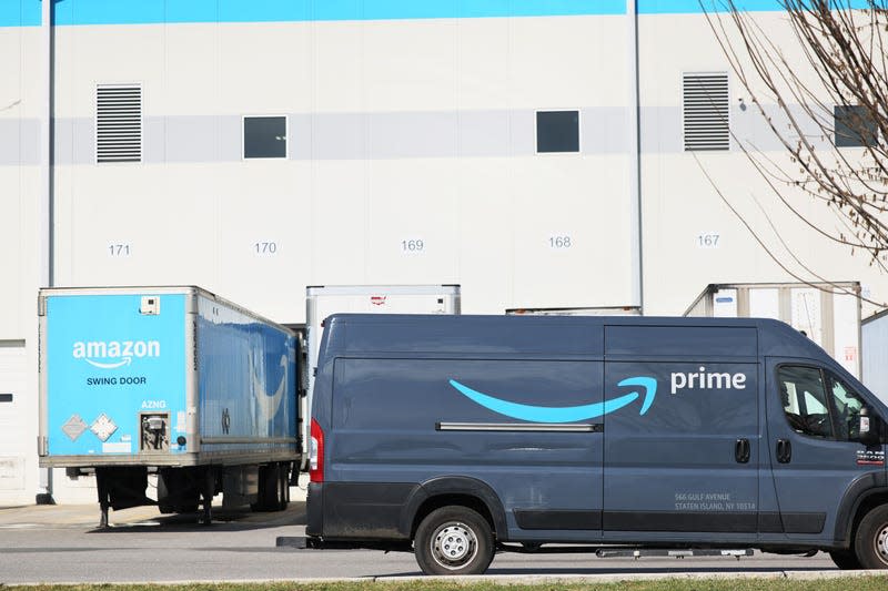 An Amazon delivery truck drives past the JFK8 Staten Island Amazon fulfillment center in Staten Island, New York City. - Photo: Michael M. Santiago (Getty Images)