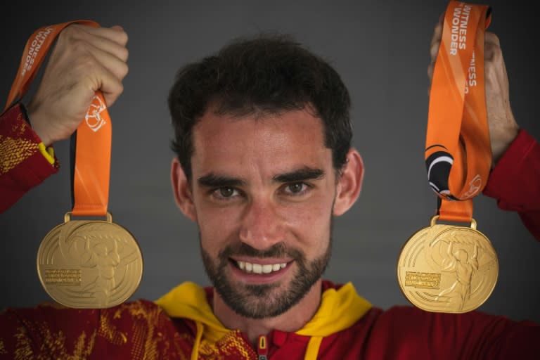 El marchador español Álvaro Martín posa en una sesión fotográfica de estudio con las dos medallas de oro que logró en el Mundial de atletismo de Budapest, el 24 de agosto de 2023 (ANDREJ ISAKOVIC)