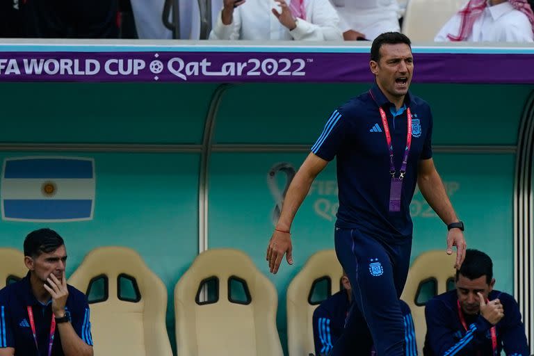 Scaloni, en Qatar 2022, durante la caída ante Arabia, en la apertura del Mundial, el partido por el que le dieron ganas de romper el carnet de DT