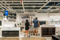 <p>En Ikea resulta muy complicado ir directamente a un producto y tienes que seguir los caminos indicados. El objetivo es que te vayas fijando en todo y acabes llevándote algo que en principio no ibas a comprar. (Foto: Brandon Bell / Getty Images).</p> 